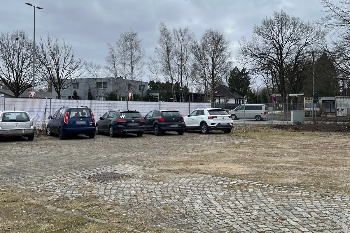 Shuttleservice Norderstedt - eingezäunte Parkflächen mit Fahrzeugen